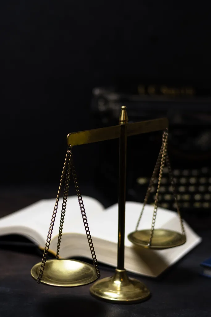 Mosiężna waga sprawiedliwości na ciemnym tle (zdjęcie ogólne)